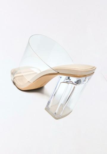 Босоножки на каблуке