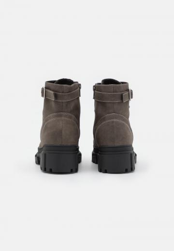Ботинки на шнуровке