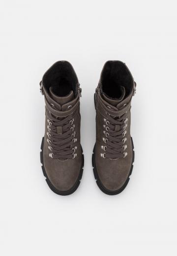 Ботинки на шнуровке