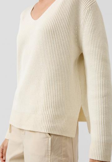 Пуловер в полоску