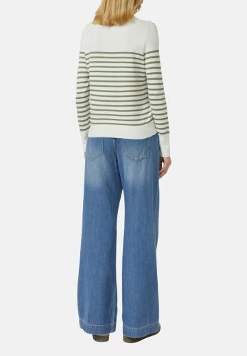 Пуловер в полоску