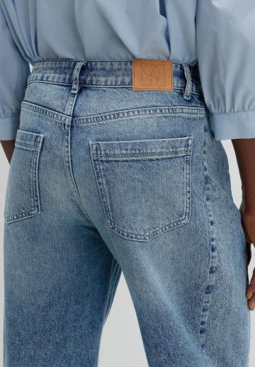 Короткие джинсы