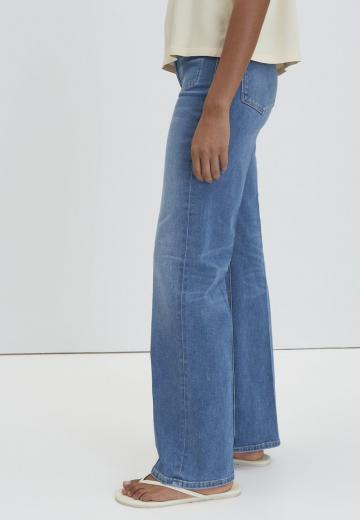 Клешеные джинсы