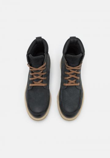 Ботинки на шнуровке