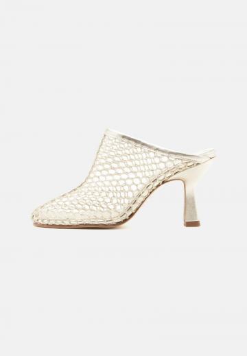 Босоножки на каблуке