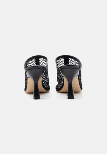 Босоножки на каблуке