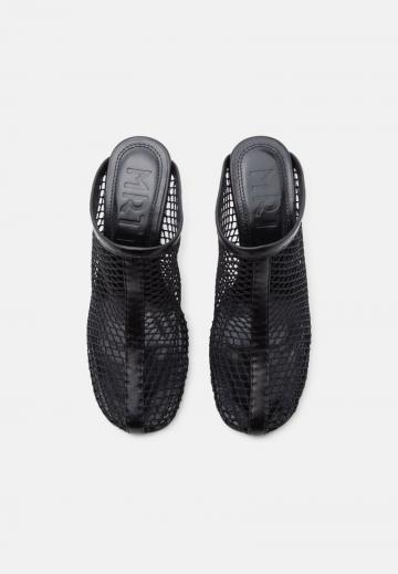 Босоножки на каблуке