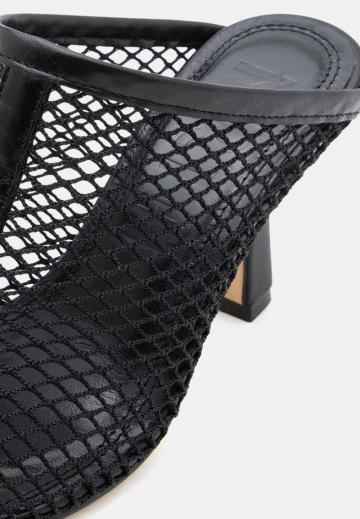 Босоножки на каблуке