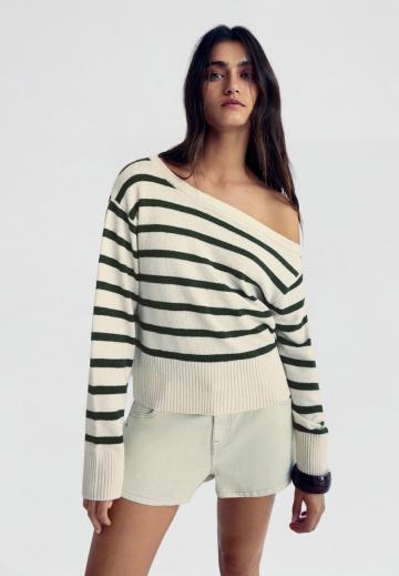 Пуловер в полоску