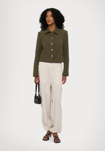 Блейзер с накладными карманами