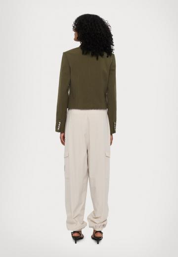 Блейзер с накладными карманами