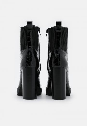 Полусапожки на высоком каблуке