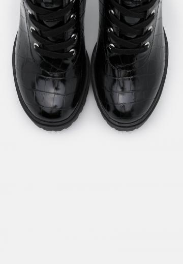 Полусапожки на высоком каблуке