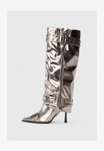 Высокие сапоги