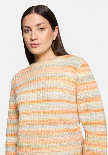 Пуловер в полоску