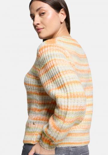 Пуловер в полоску