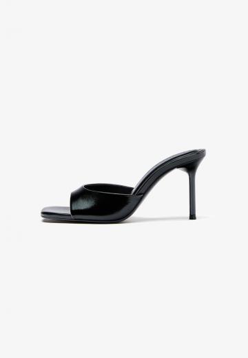 Босоножки на каблуке