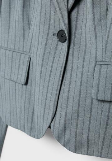 Блейзер с накладными карманами