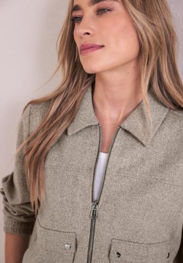 Куртка с накладнымит карманами