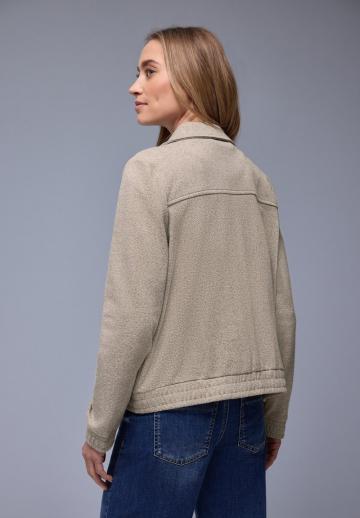 Куртка с накладнымит карманами