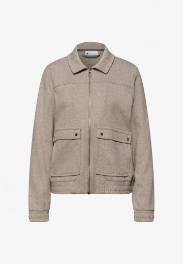 Куртка с накладнымит карманами