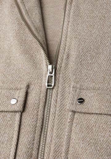 Куртка с накладнымит карманами