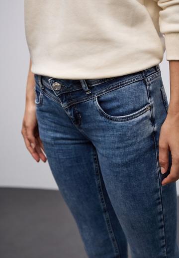 Узкие джинсы
