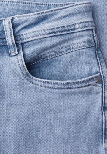 Короткие джинсы