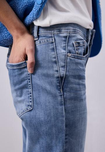 Прямые джинсы
