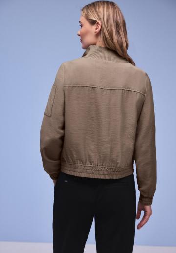 Куртка с накладнымит карманами