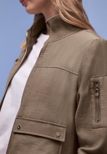 Куртка с накладнымит карманами