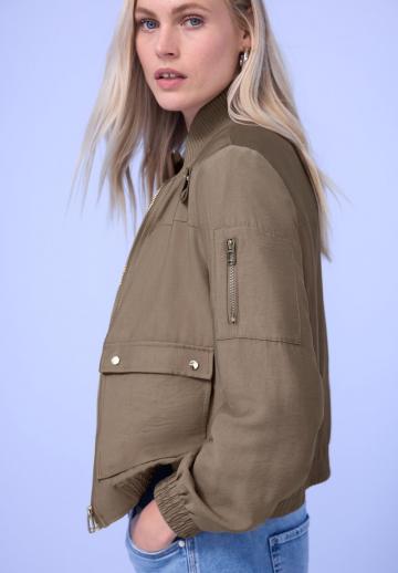 Куртка с накладнымит карманами