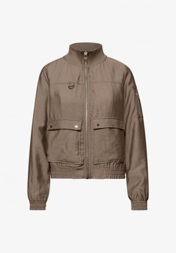 Куртка с накладнымит карманами