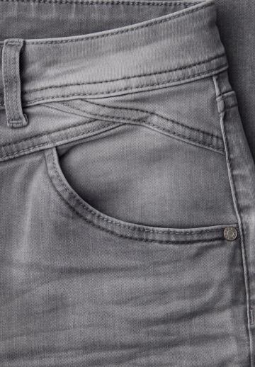 Короткие джинсы