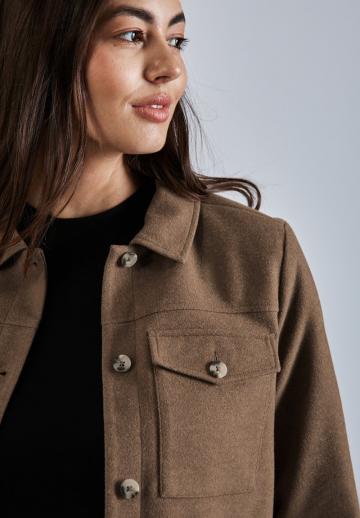 Куртка с накладнымит карманами