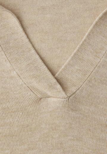 Пуловер с вырезом V