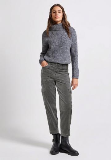 Брюки с накладными карманами