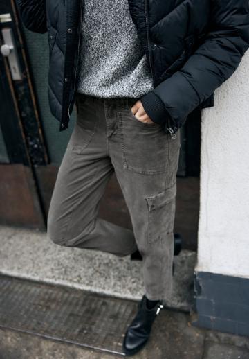 Брюки с накладными карманами