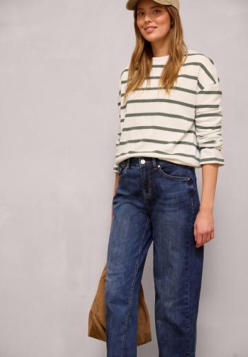 Пуловер в полоску