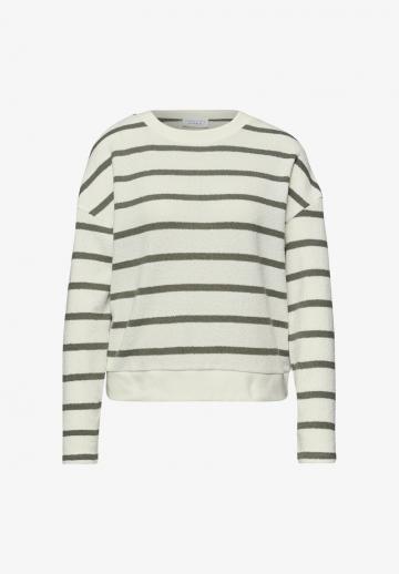 Пуловер в полоску
