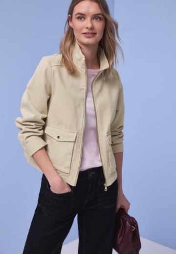 Куртка с накладнымит карманами