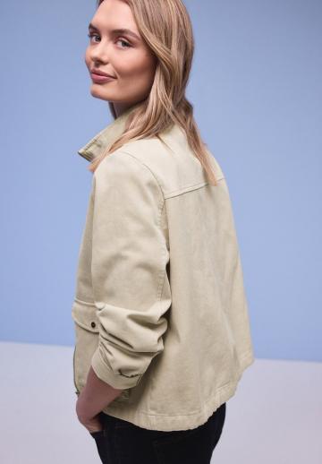 Куртка с накладнымит карманами