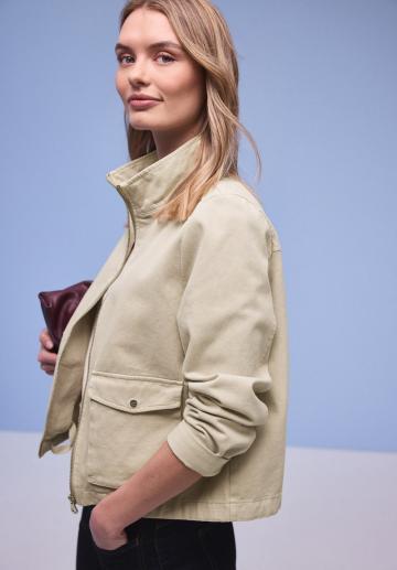 Куртка с накладнымит карманами