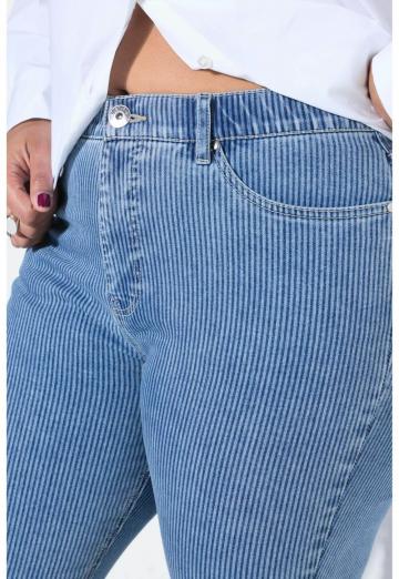 Короткие джинсы