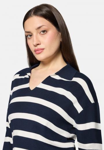 Пуловер с вырезом V