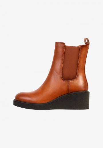 Сапожки на танкетке