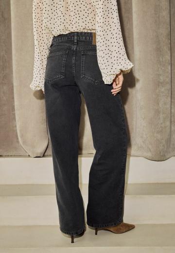 Клешеные джинсы
