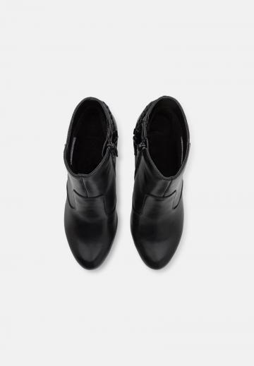 Полусапожки на высоком каблуке