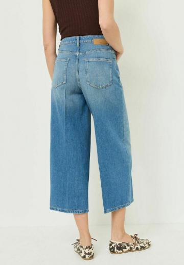 Короткие джинсы