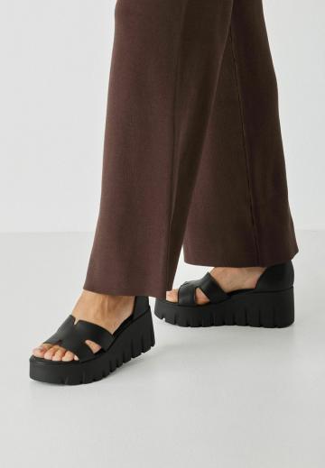 Босоножки на танкетке